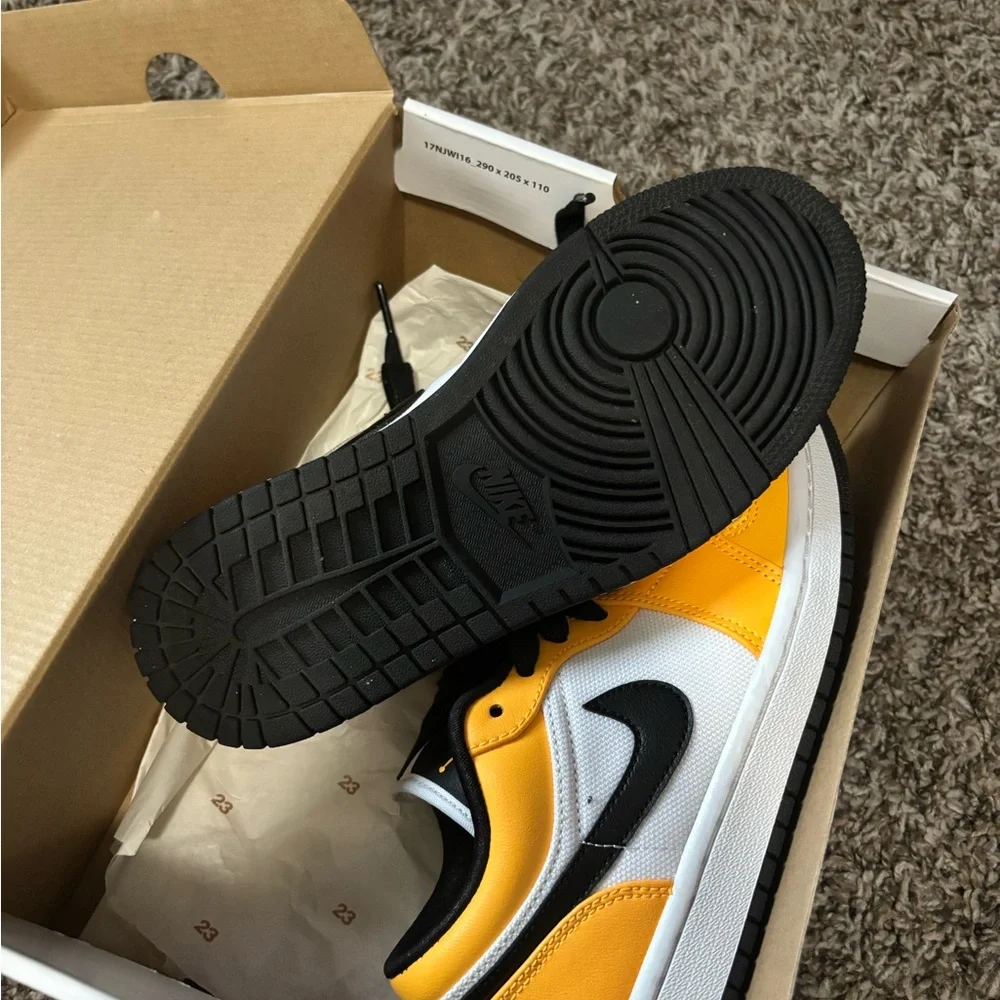 Women’s Jordan 1s - Picture 3 of 4